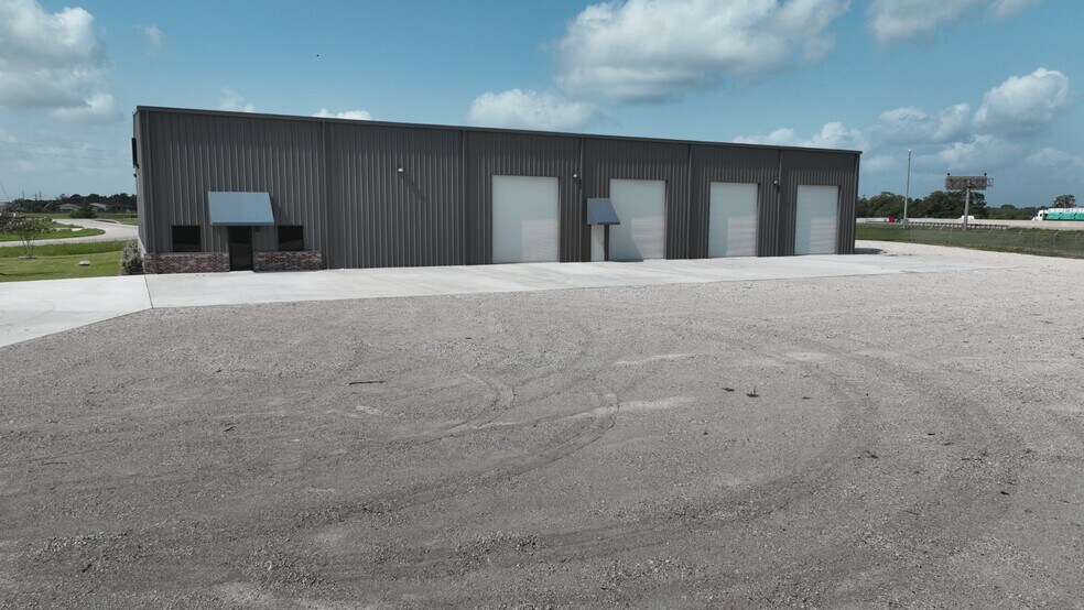 More Photos Of 8850 Industrial Pky, Beaumont Warehouse For Lease