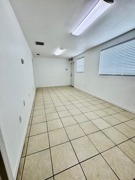 More Photos Of 2323 Bruner Ln, Fort Myers Warehouse For Lease