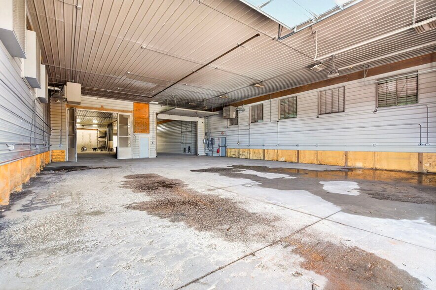 More Photos Of 287 Evergreen Rd, Strafford Industrial For Lease
