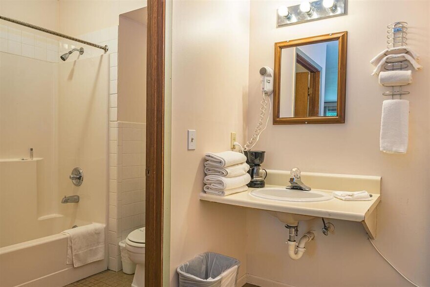 More Photos Of 910 River Rd, Wisconsin Dells Hotel For Sale