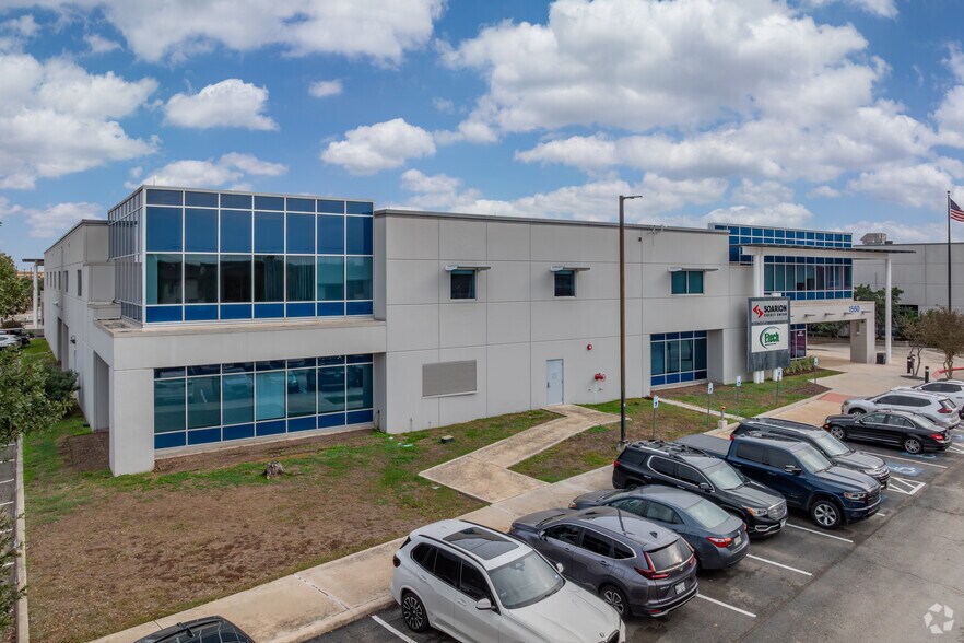 More Photos Of 1560 Cable Ranch Rd, San Antonio Flex For Sale