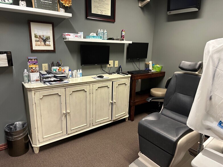 More Photos Of 215 S Andover Rd, Andover Medical For Lease