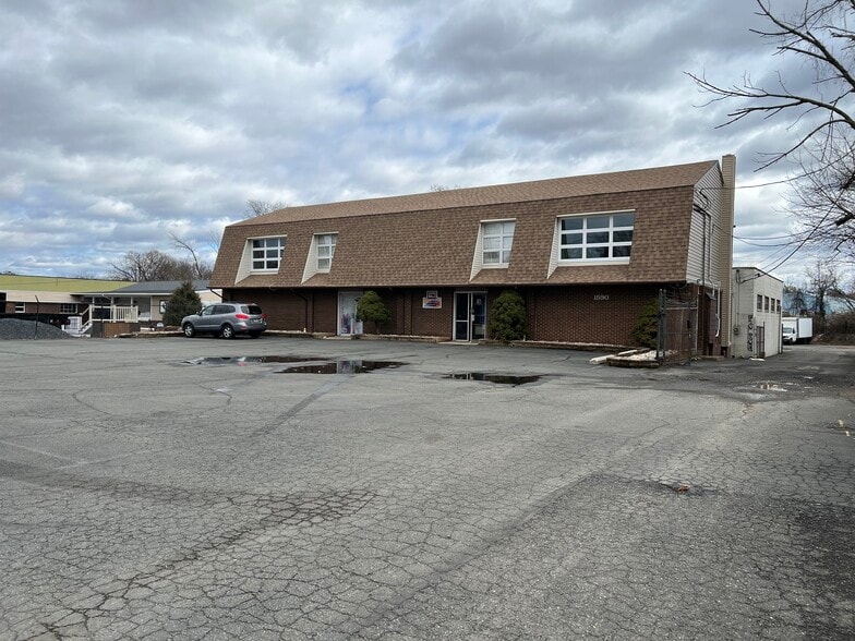 More Photos Of 1590 5th St, Ewing Office For Lease