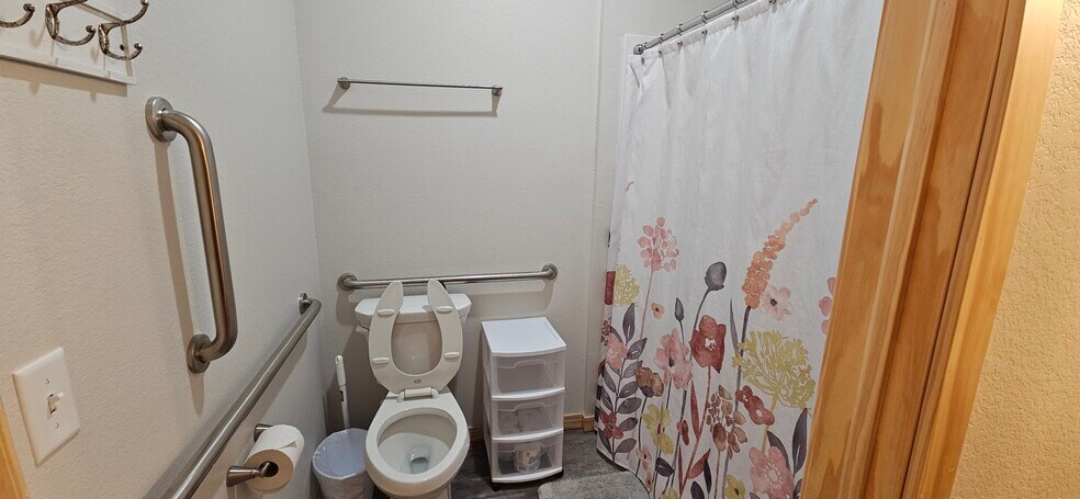 More Photos Of 2235 N Clairemont Ave, Eau Claire Freestanding For Sale