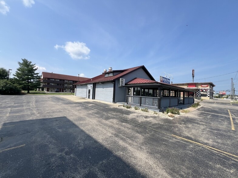 More Photos Of 2343 E Sharon Rd, Cincinnati Restaurant For Sale