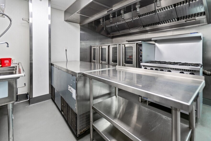 More Photos Of 30 Vandam St, New York Loft Creative Space For Lease