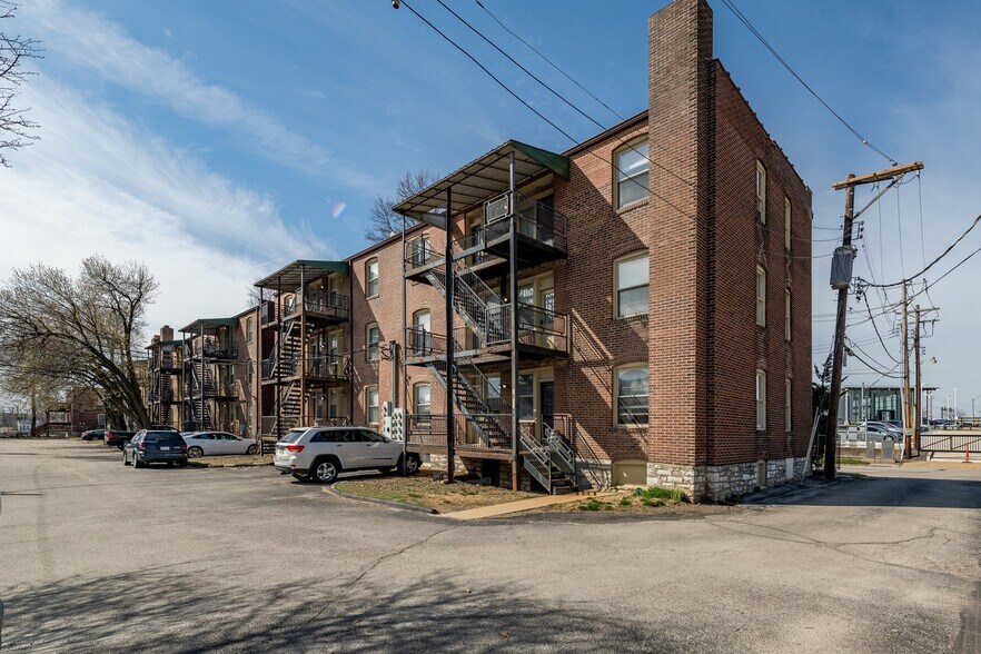 More Photos Of 1014-38 Oakview Pl, Saint Louis Apartments For Sale