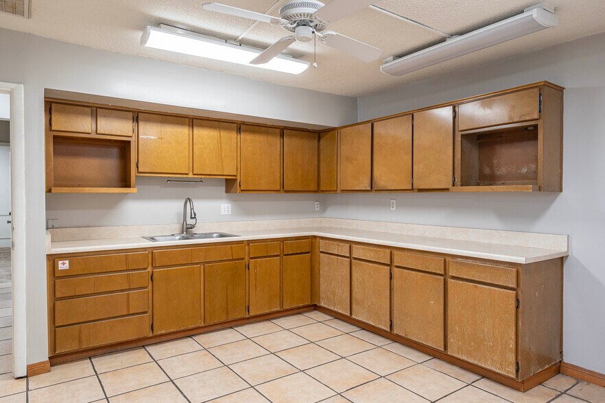 More Photos Of 5146 Maine Ave, Baldwin Park Flex For Lease