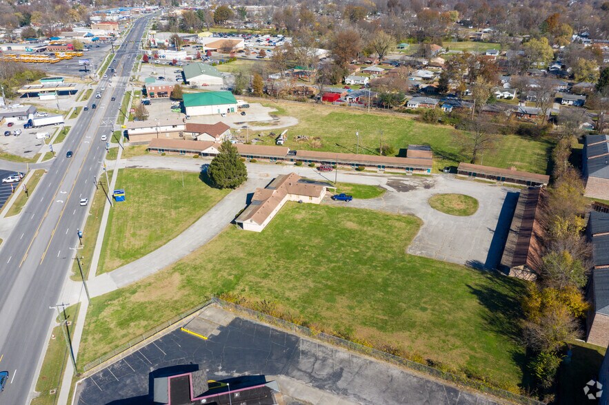 More Photos Of 1560 E 10th St, Jeffersonville Hotel For Sale