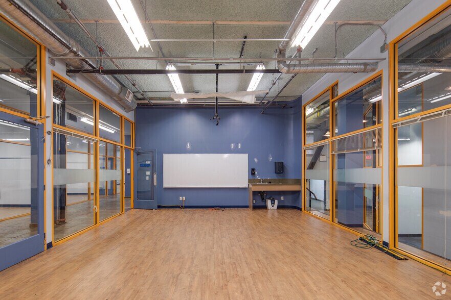 More Photos Of 541-547 Seymour St, Vancouver Storefront Retail Office For Lease