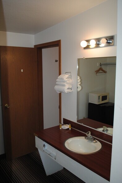 More Photos Of 930 6th St, Wells Hotel For Sale