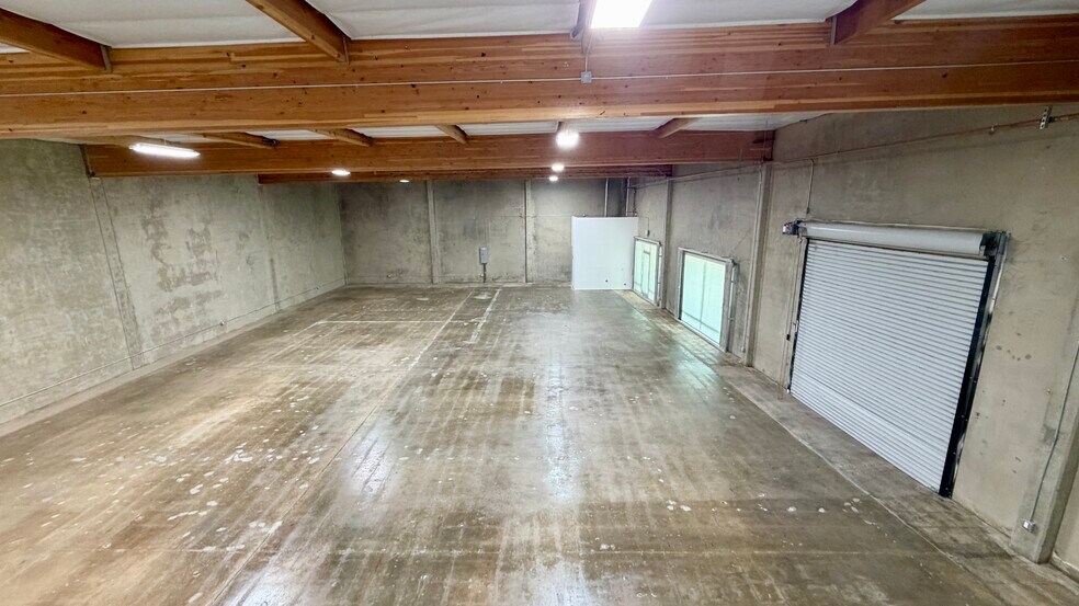 More Photos Of 18320-18330 Oxnard St, Tarzana Unknown For Lease