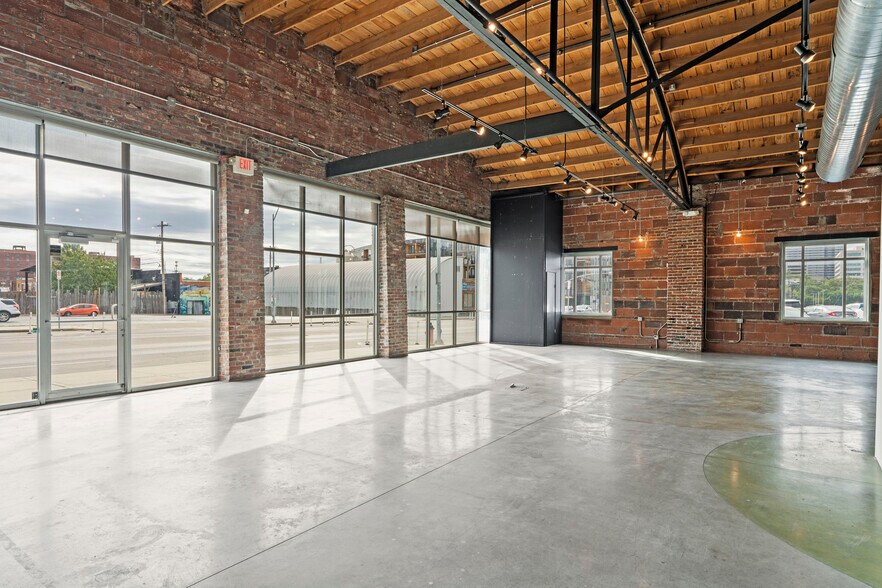 More Photos Of 1814 Oak St, Kansas City General Retail For Lease