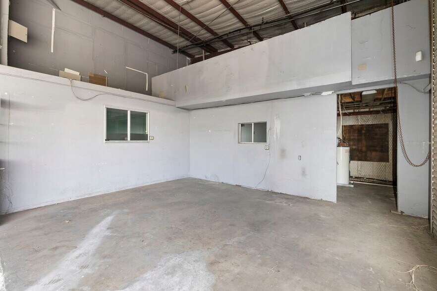 More Photos Of 290 Wonder World Dr, San Marcos Warehouse For Lease