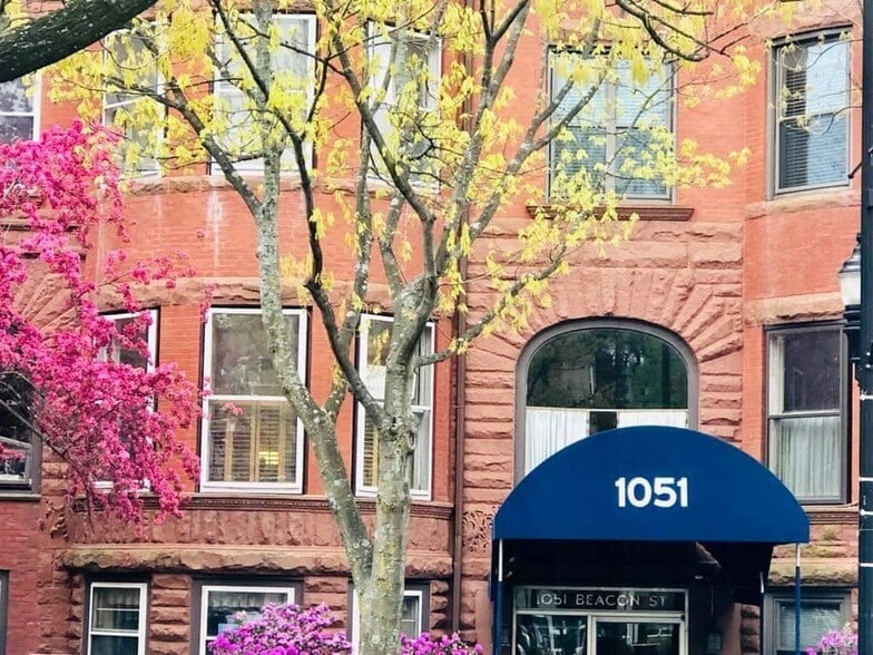 Primary Photo Of 1051 Beacon St, Brookline Medical For Sale