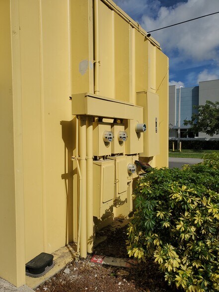 More Photos Of 2501 NW 17th Ln, Pompano Beach Warehouse For Lease