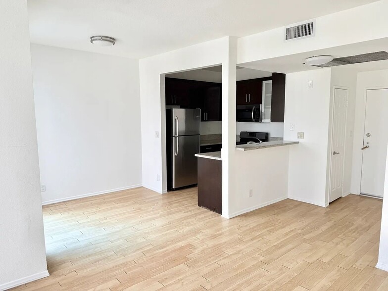 More Photos Of 884 Palm Ave, West Hollywood Apartments For Sale