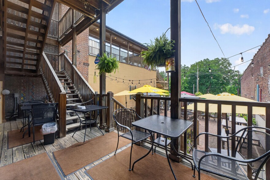 More Photos Of 138 N Main St, Saint Charles General Retail For Sale