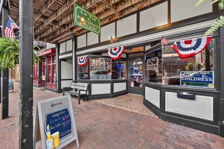 More Photos Of 138 N Main St, Saint Charles General Retail For Sale