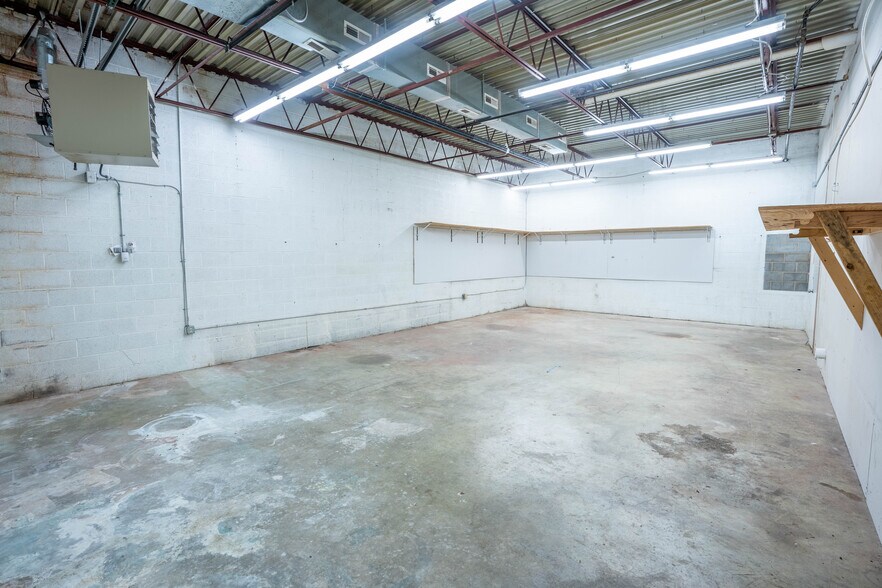 More Photos Of 902-904 Cleveland St, Durham Flex For Lease