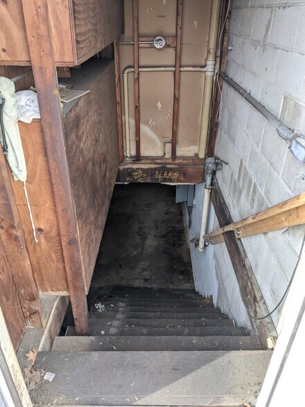 More Photos Of 212 S Kennedy, Bradley Auto Repair For Lease