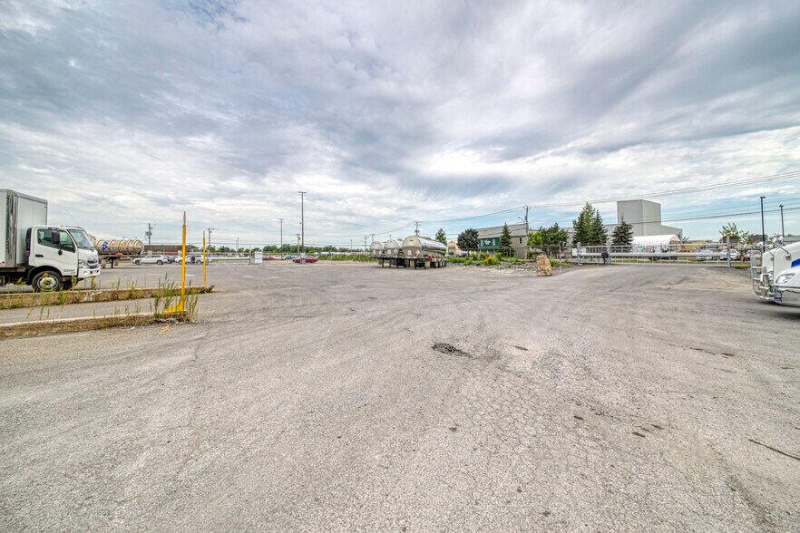 More Photos Of 1265-1325 Rue Industrielle, La Prairie Warehouse For Lease