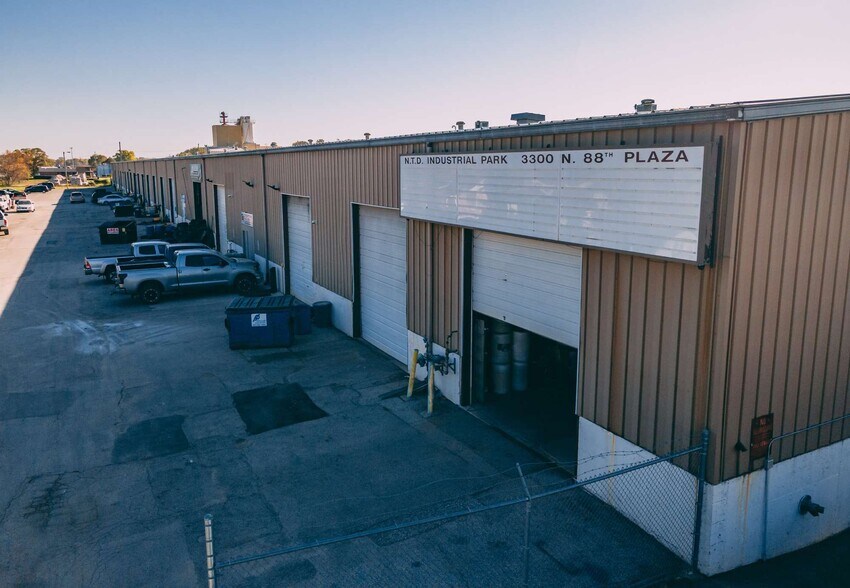 More Photos Of 3305-3393 N 88th Plz, Omaha Warehouse For Lease