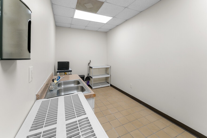 More Photos Of 1306 Heidt Ave, Savannah Office For Sale