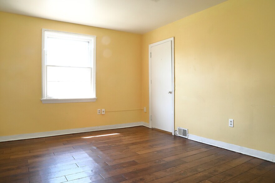 More Photos Of 221 E Princess St, York Office For Sale