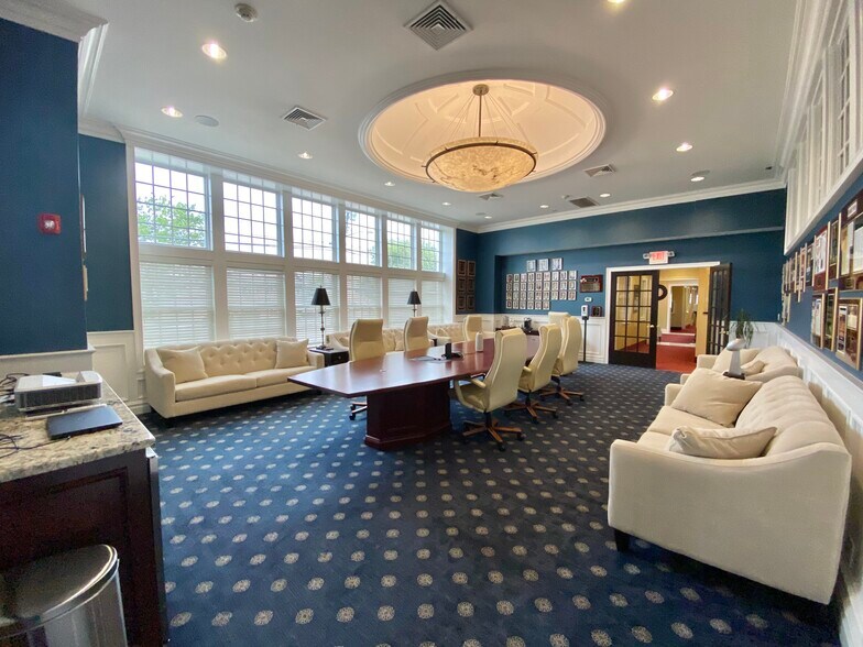 More Photos Of 25 Nassau Ln, Island Park Office For Sale