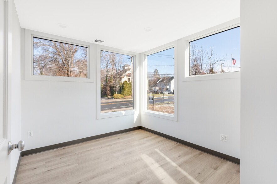 More Photos Of 152 E Main St, Huntington Medical For Lease