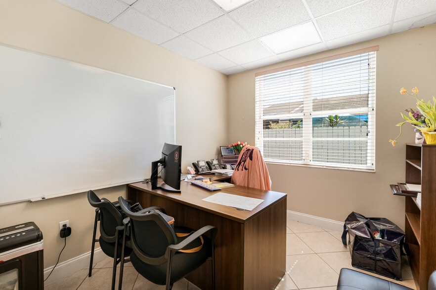 More Photos Of 10261 Sunset Dr, Miami Office For Lease