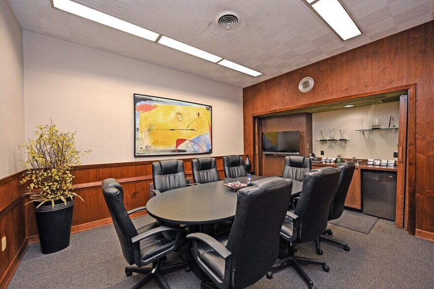 More Photos Of 1440 Main St, Cincinnati Office For Sale