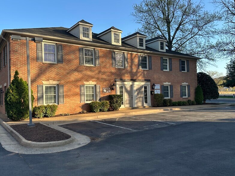 More Photos Of 6846 Elm St, McLean Office For Lease