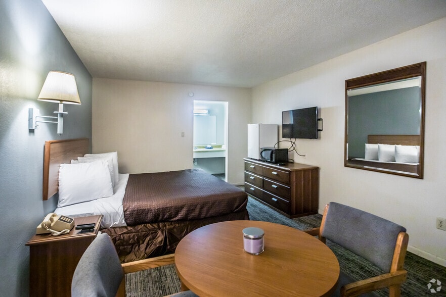 More Photos Of 2002 Walker Dr, Brinkley Hotel For Sale