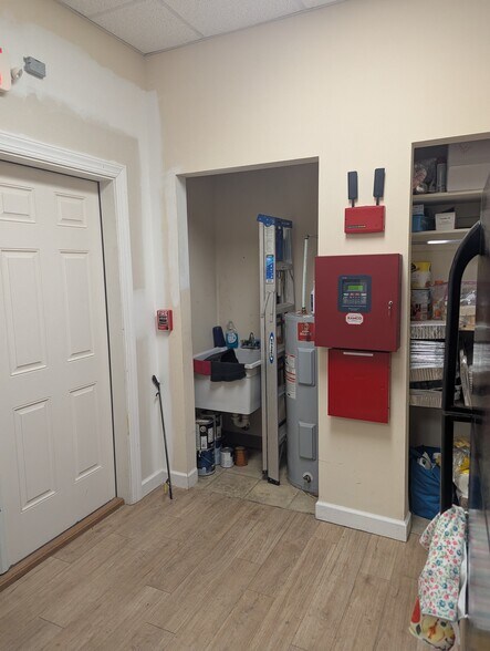 More Photos Of 3705 Strawberry Plains Rd, Williamsburg Office For Lease