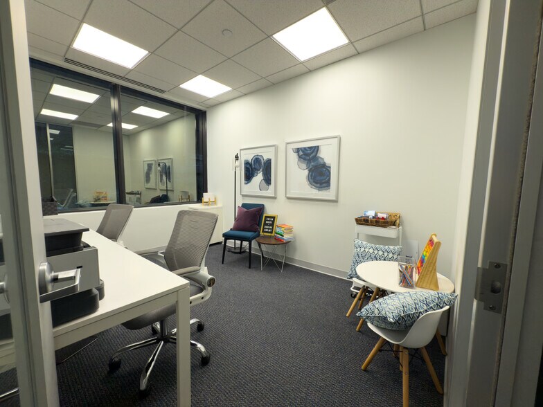 More Photos Of 17 S Briar Hollow Ln, Houston Coworking Space