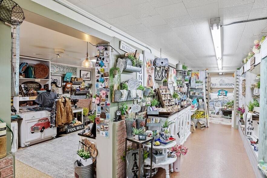 More Photos Of 905 E Main St, Fredericksburg General Retail For Sale