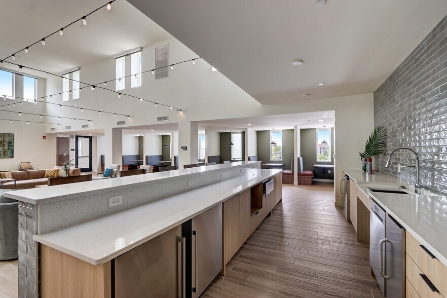 More Photos Of 1425 Ellinwood Ave, Des Plaines Apartments For Lease