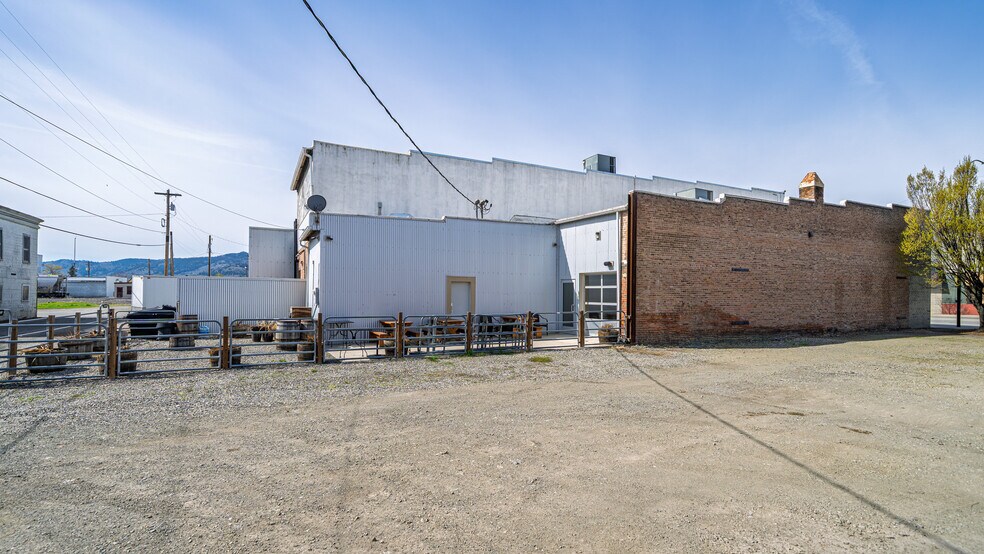 More Photos Of 1307 Main St, Oroville Bar For Sale