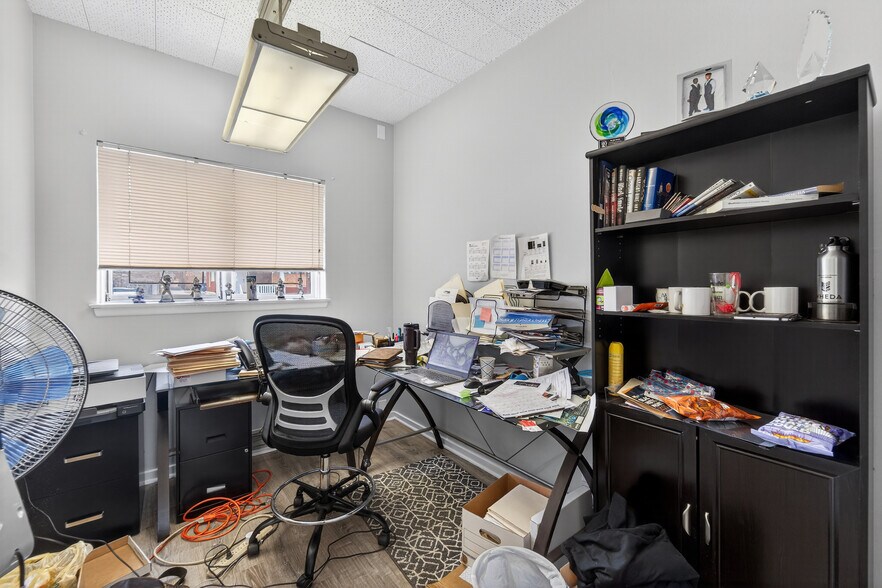 More Photos Of 2001 Capitol dr, Milwaukee Office For Sale