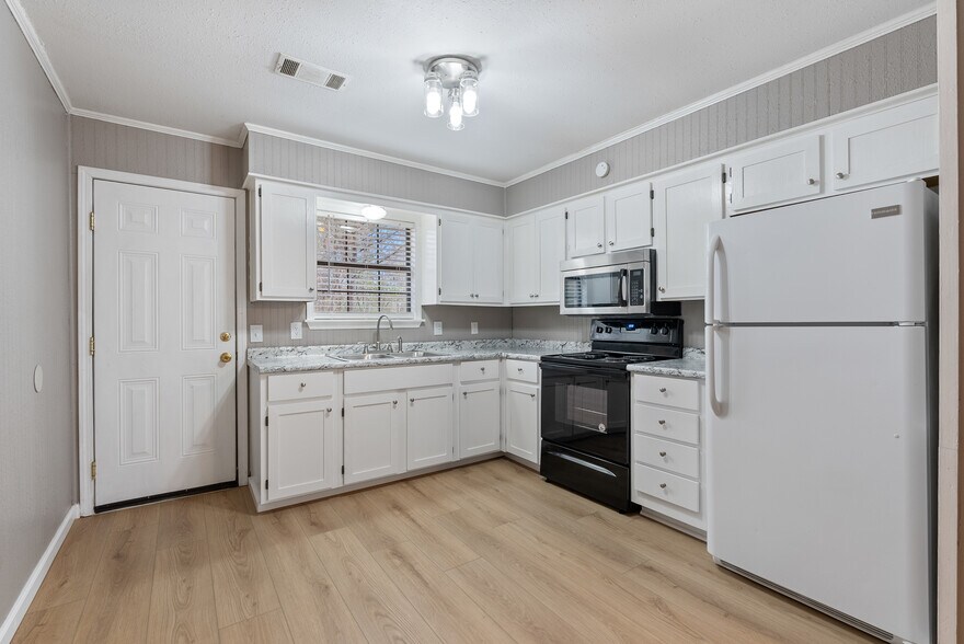 More Photos Of 16 Linder Rd, Greenbrier Apartments For Sale