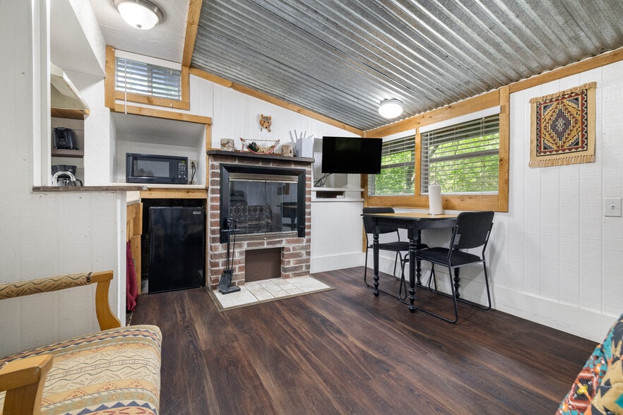 More Photos Of 621 Court St, Jasper Trailer Camper Park For Sale