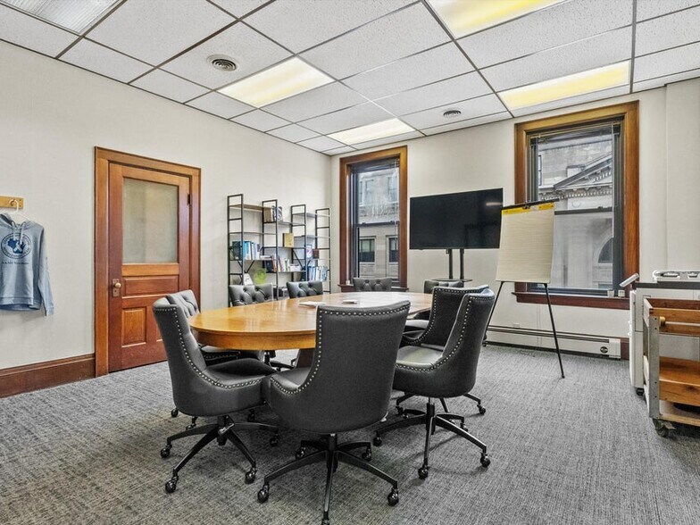 More Photos Of 921-931 8th St, Manitowoc Office For Sale