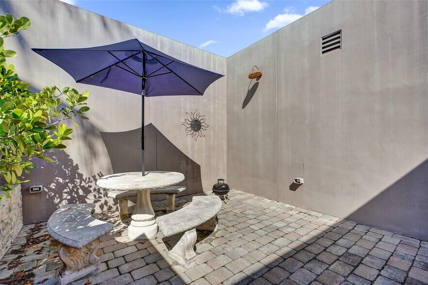 More Photos Of 322 Oklahoma St, Hollywood Multifamily For Sale