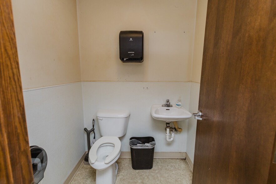 More Photos Of 2555 N Market St, Wichita Auto Repair For Sale