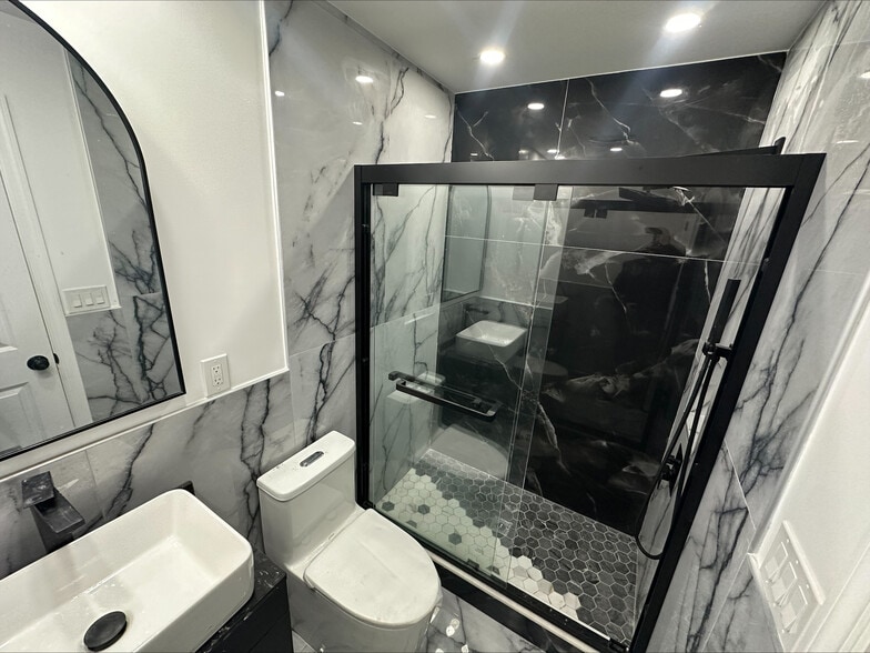 More Photos Of 174 Merrick Rd, Merrick Storefront For Sale