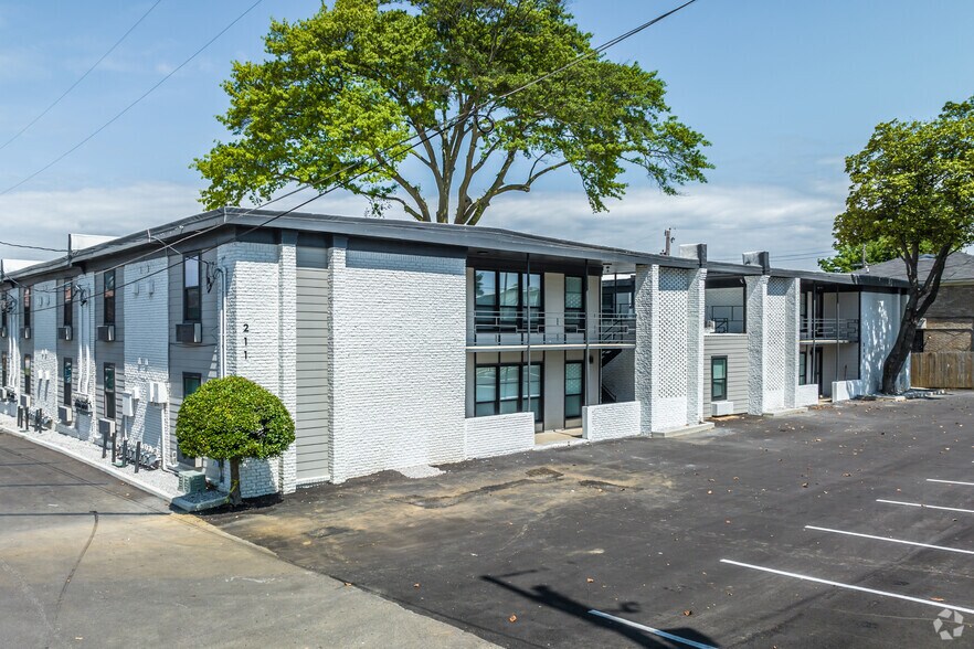 Primary Photo Of 1030 Poplar Ave, Memphis Apartments For Sale