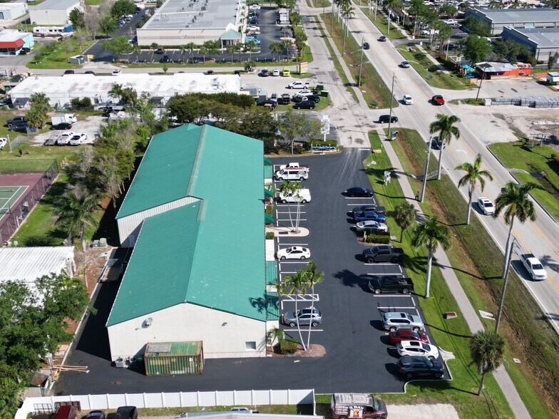 More Photos Of 16266 San Carlos Blvd, Fort Myers General Retail For Lease