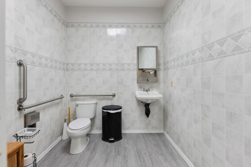 More Photos Of 2004 Bayshore Rd, Villas Medical For Sale
